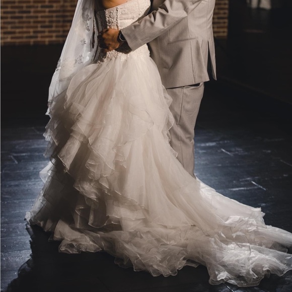 Oleg Cassini size 4. Non- altered. Champagne color. This dress is beautiful - Picture 3 of 6